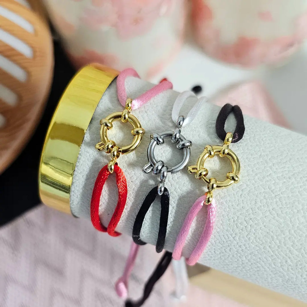 bracciali in filo satinato diversi colori con ciondolo in acciaio inox