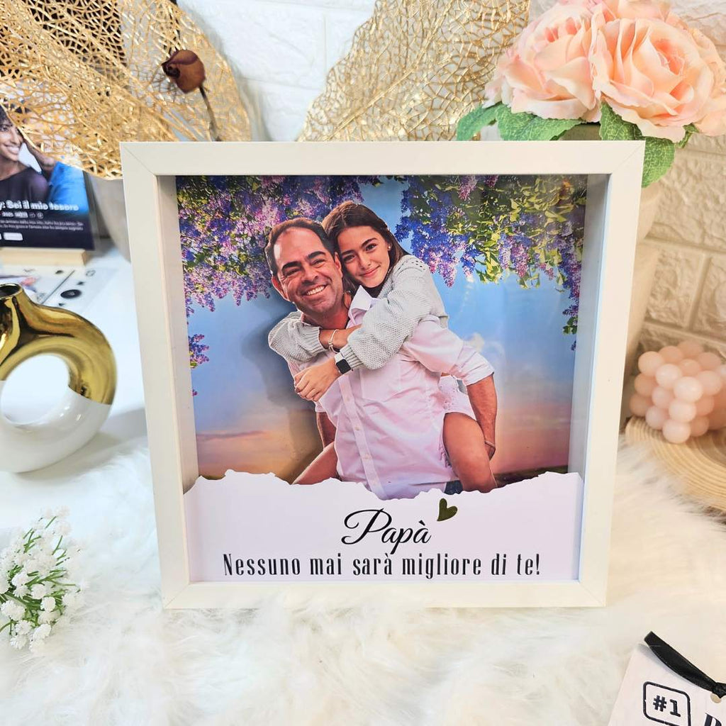 Shadowbox Bianca Foto 3D Personalizzata – Il Tuo Ricordo Prende Vita