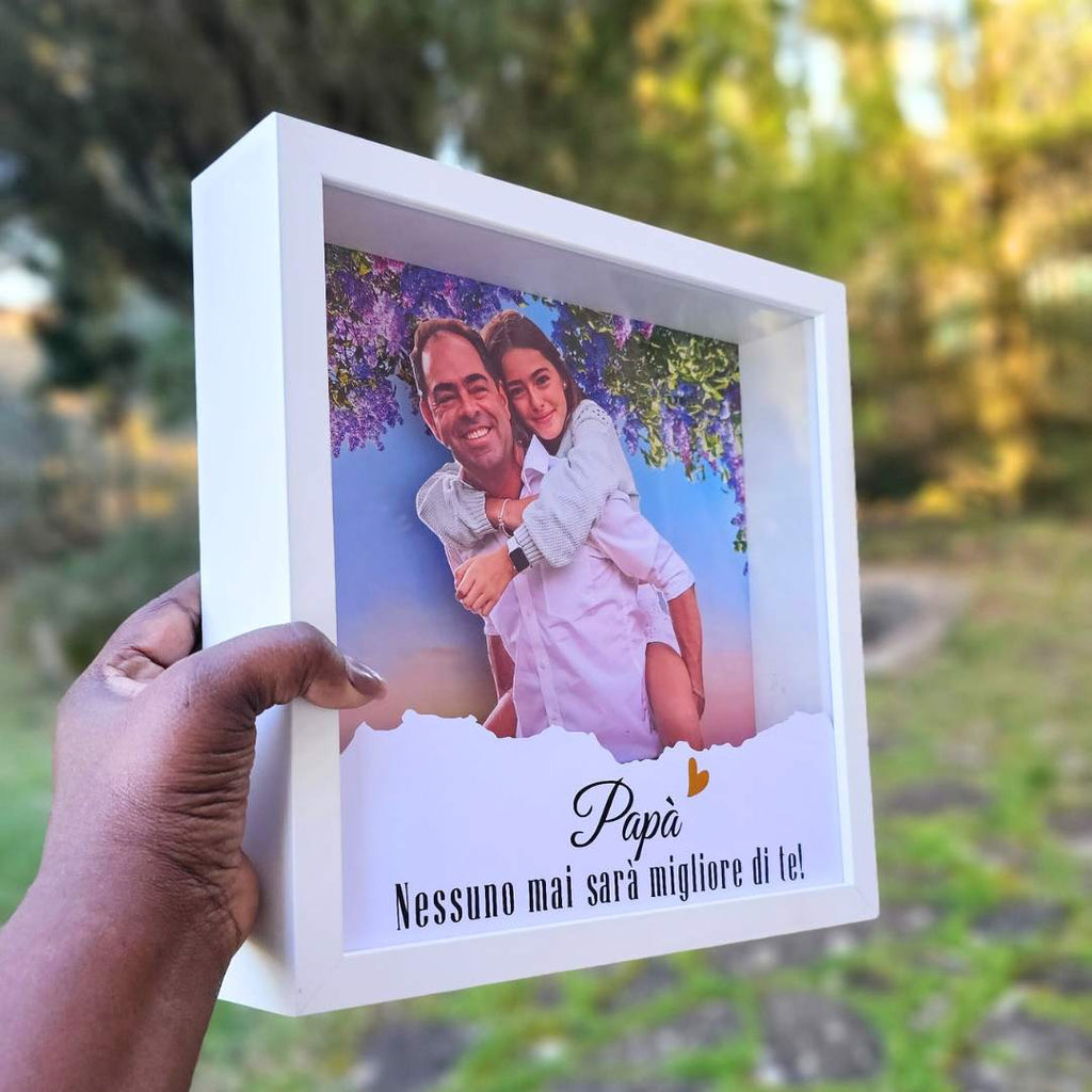 Shadowbox Bianca Foto 3D Personalizzata – Il Tuo Ricordo Prende Vita