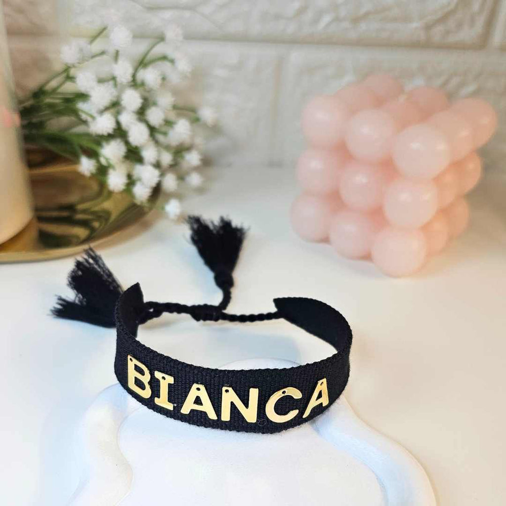 bracciale in filo colore nero personalizzato con nome colore oro, idea regalo per donna, yennyslau store