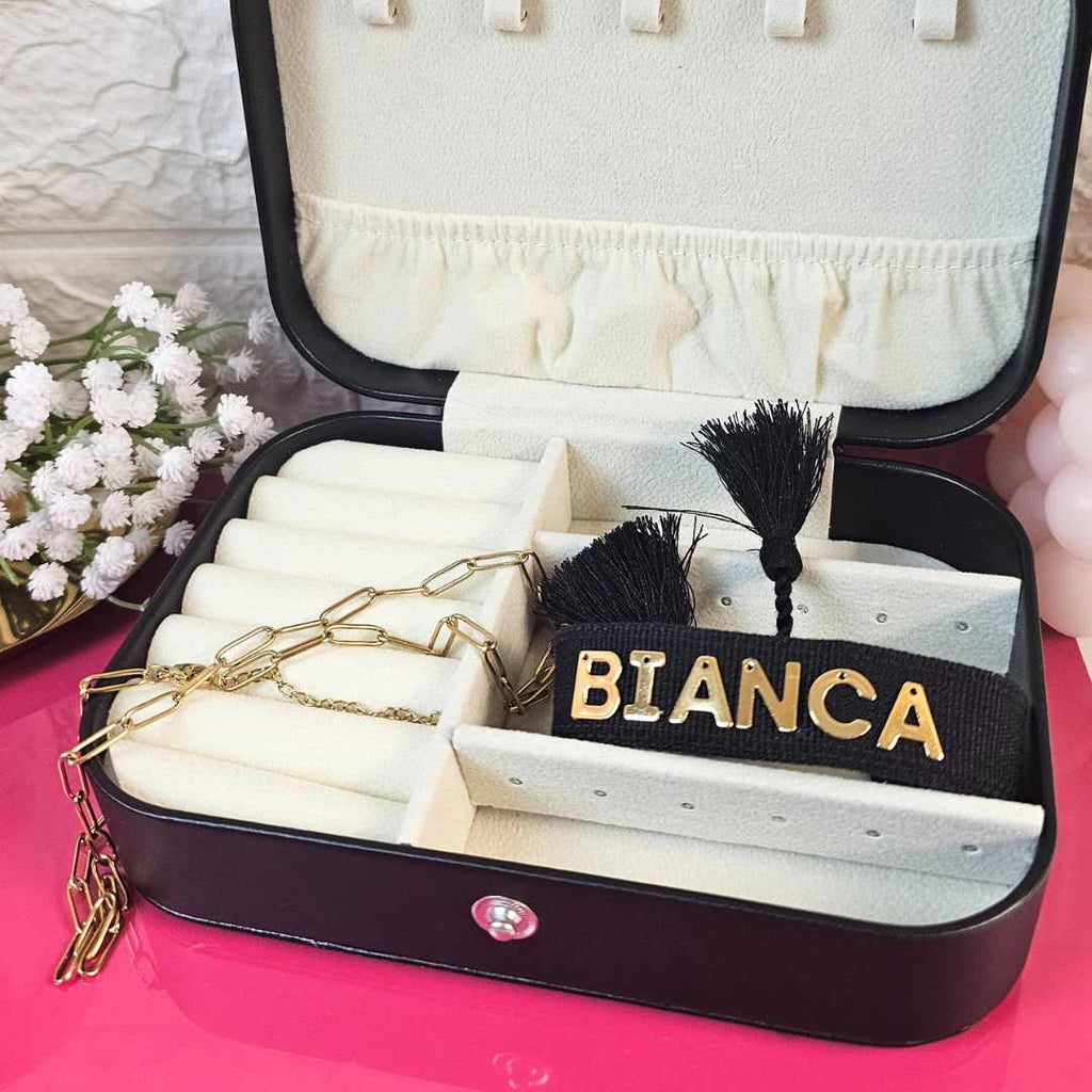 bracciale in filo colore nero personalizzato con nome colore oro, idea regalo per donna, yennyslau store