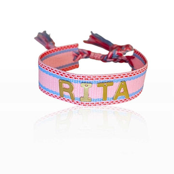 bracciale in filo personalizzato con nome, colore rosa, idea regalo per donna, yennyslau store