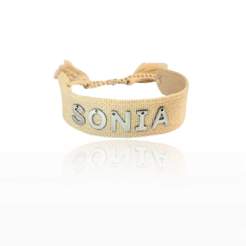 bracciale in filo colore crema personalizzato con nome colore argento, yennyslau store