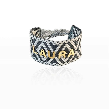 bracciale in filo largo personalizzato con nome, colore grigio salvia, idea regalo per donna, yennyslau store