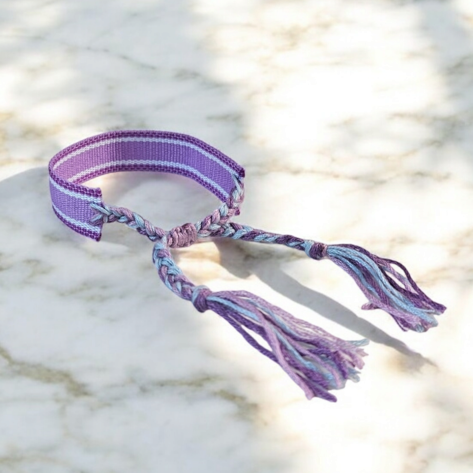 bracciale in filo personalizzato con nome, colore viola, idea regalo per donna, yennyslau store