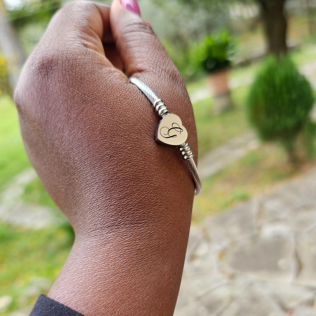 Brcciale in acciaio inox colore argento regolabile persoanlzzato con lettera iniziale. Regalo per donna per ogni occasione. Compleanno, anniversario, Festa della Mamma, San Valentino, Natale. Regalo elegante per donna. Bracciale trendy.
