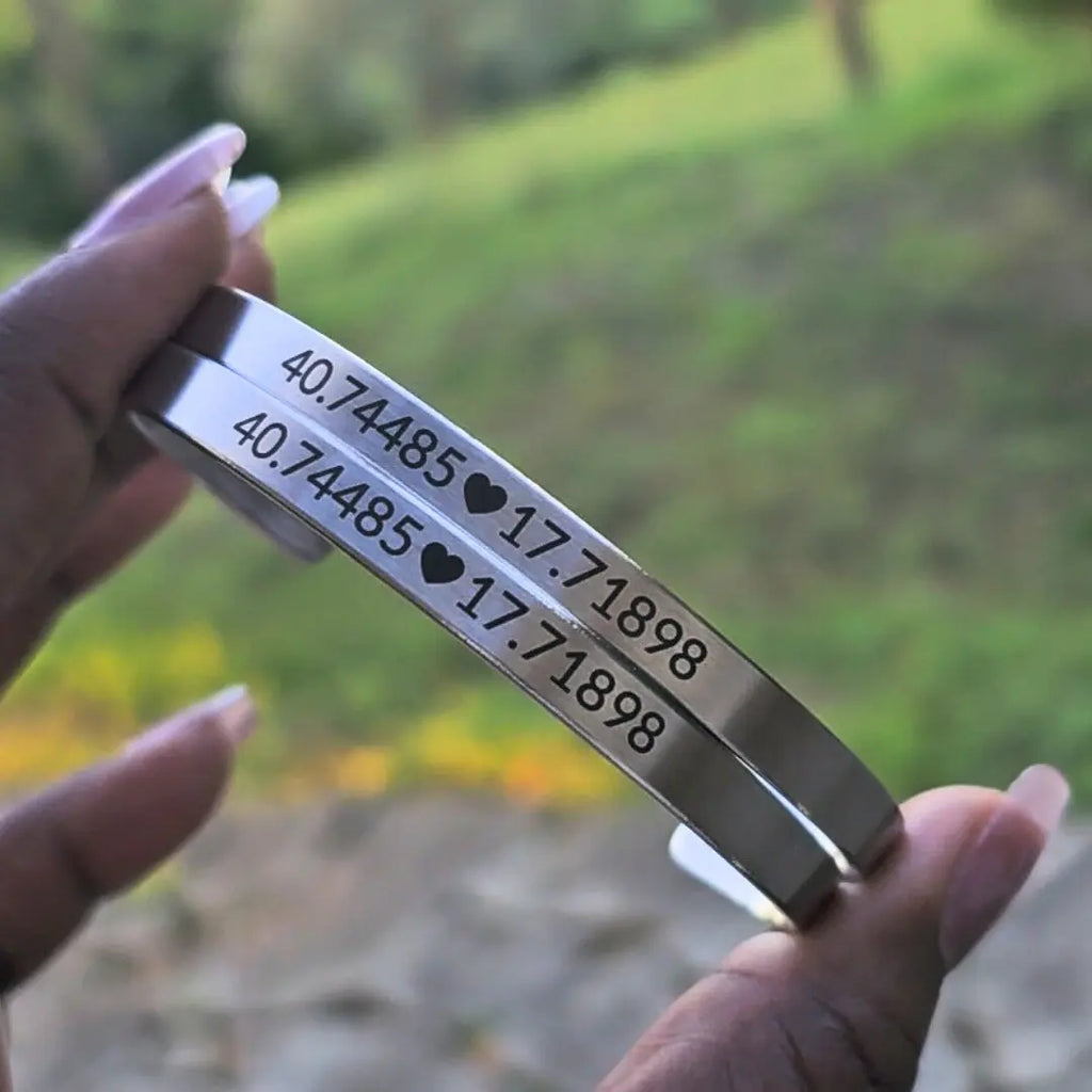 bracciale in acciaio inox color oro personalizzato con nome, frase, data su entrambi i lati. Regalo personalizzato donna e uomo per ogni occasione. Regalo con coordinate per coppia.