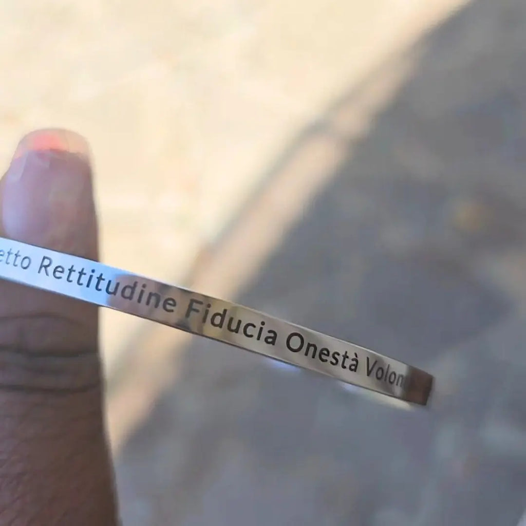 bracciale in acciaio inox color oro personalizzato con nome, frase, data su entrambi i lati. Regalo personalizzato donna e uomo per ogni occasione. Regalo unisex.