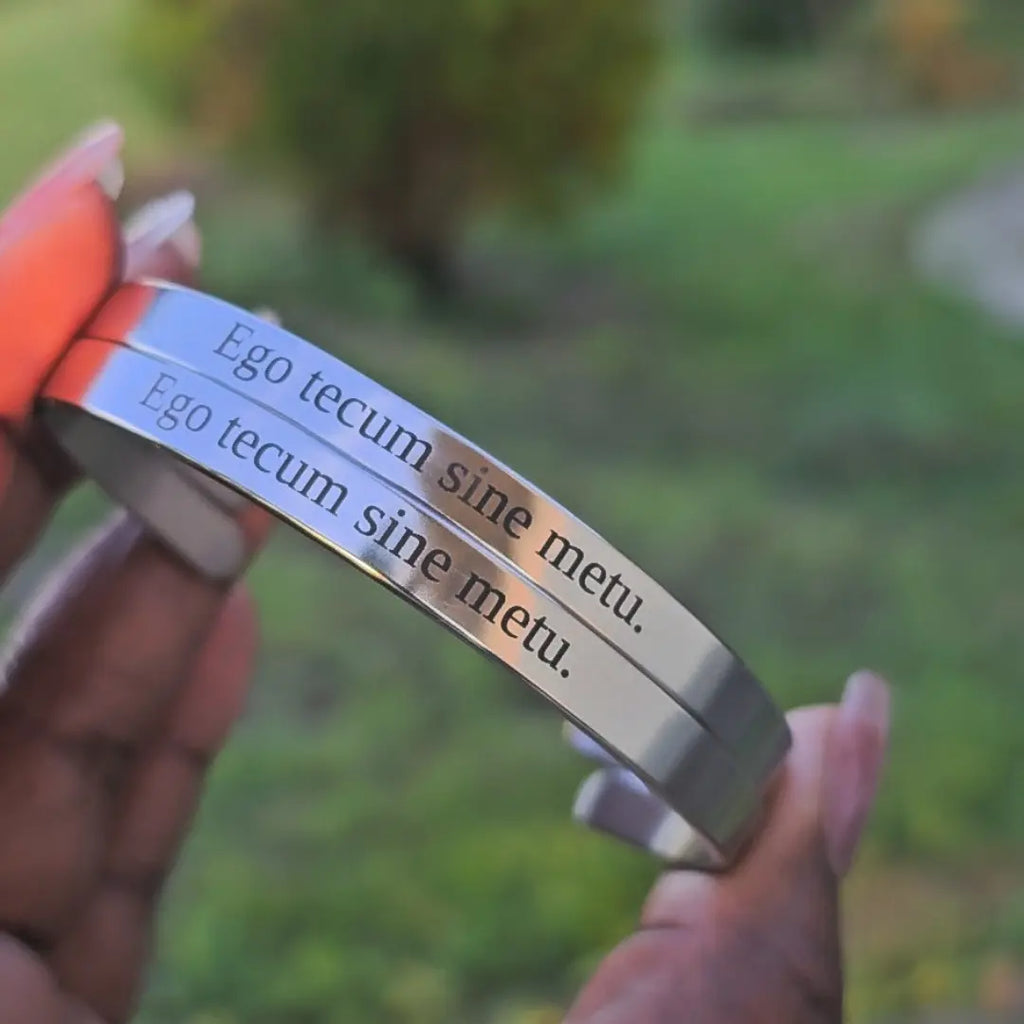 bracciale in acciaio inox color oro personalizzato con nome, frase, data su entrambi i lati. Regalo personalizzato donna e uomo per ogni occasione. Frase latin