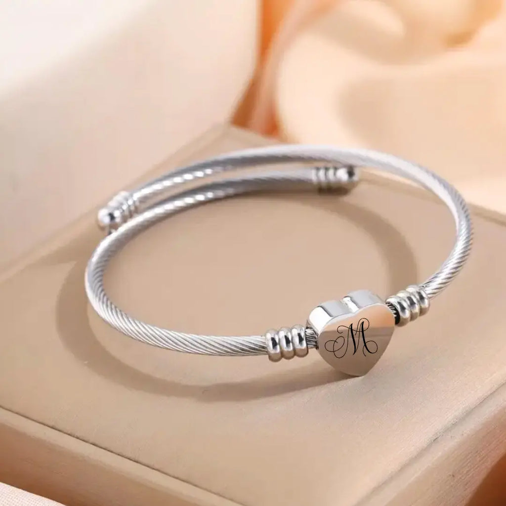 Brcciale in acciaio inox colore argento regolabile persoanlzzato con lettera iniziale. Regalo per donna per ogni occasione. Compleanno, anniversario, Festa della Mamma, San Valentino, Natale. Regalo elegante.