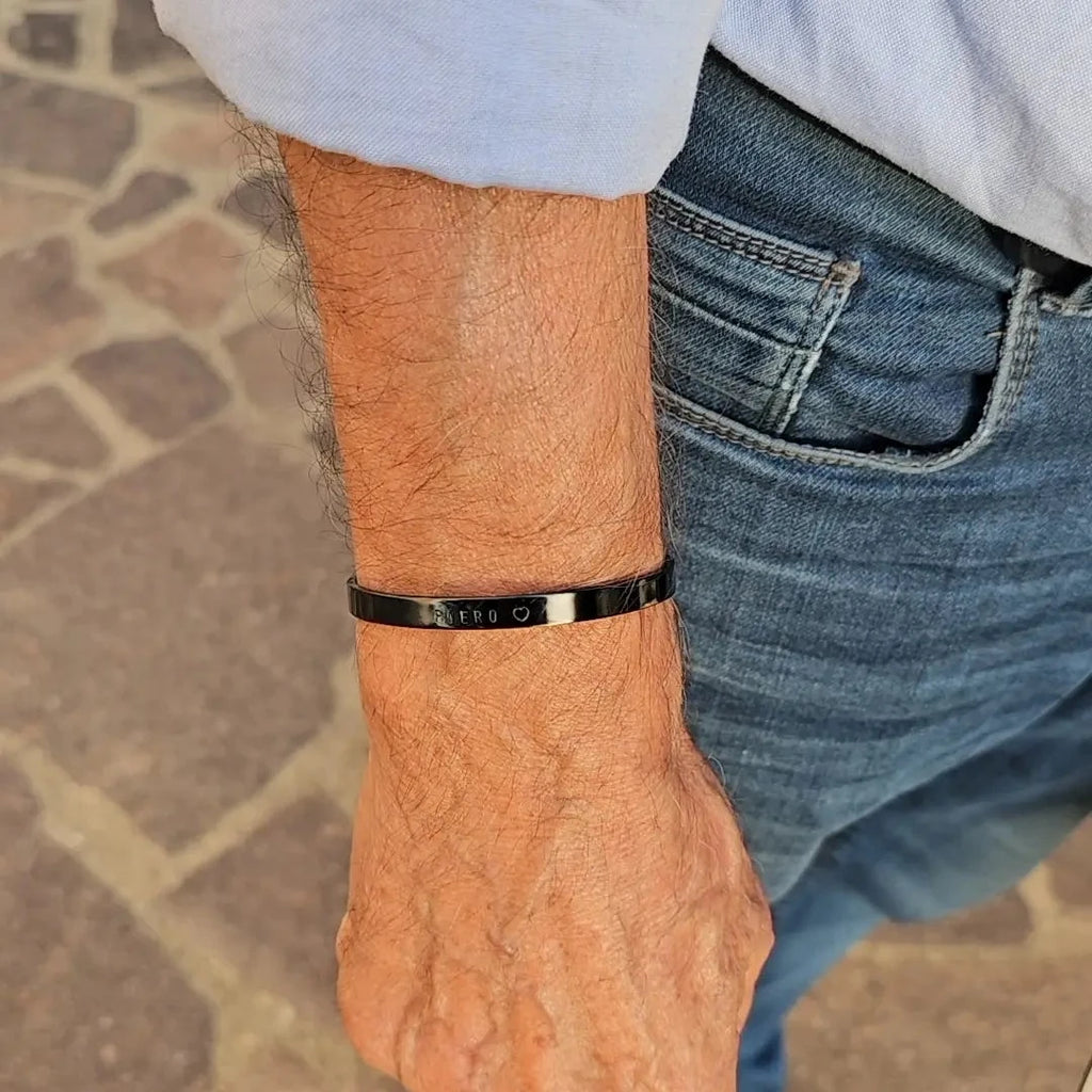 Bracciale colore nero in acciaio inossidabile personalizzato con nome, frase o data