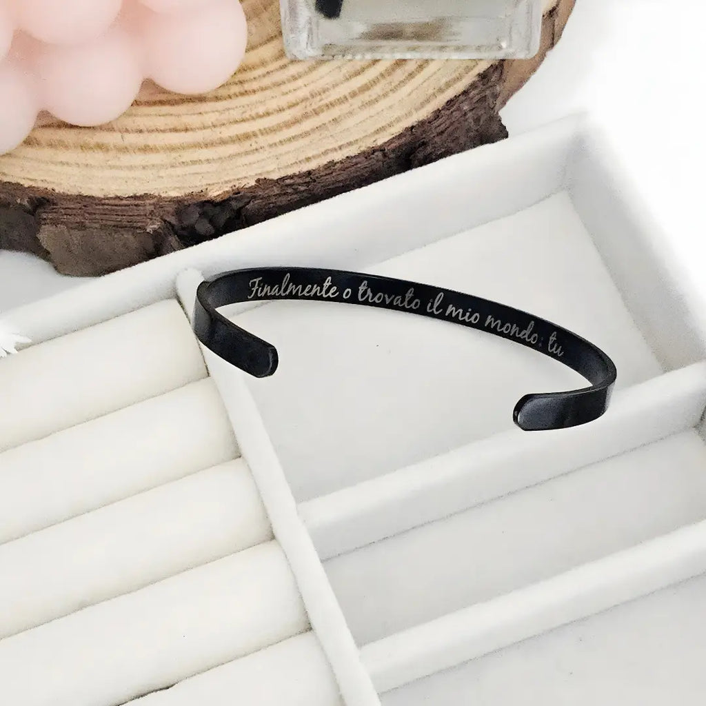 Bracciale in acciaio inox color nero personalizzato con nome, data, frase, testo. Regalo personalizzato per uomo pero ogni occasione: Festa del Papà, compleanno, anniversario,  San Valentino, Natale. Regalo emozionante.
