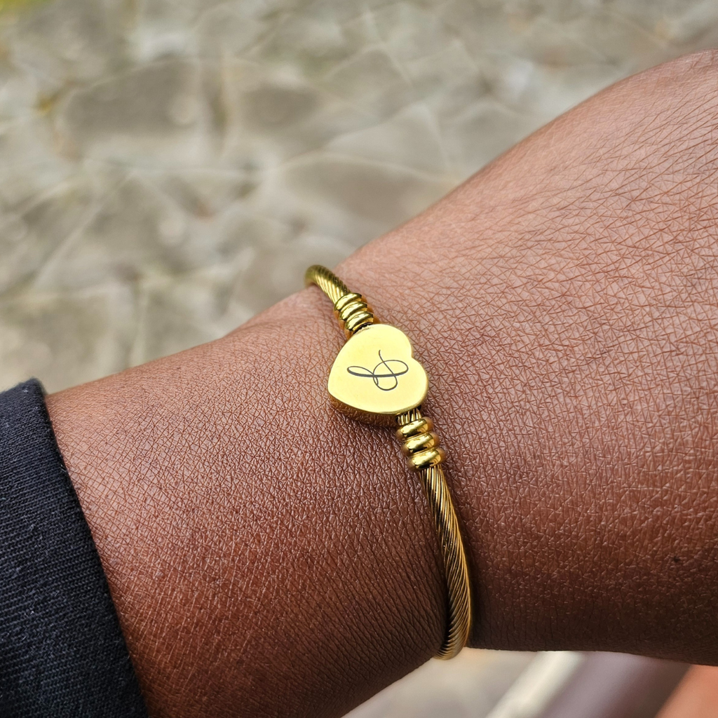 Brcciale in acciaio inox colore oro regolabile persoanlzzato con lettera iniziale. Regalo per donna per ogni occasione. Compleanno, anniversario, Festa della Mamma, San Valentino, Natale. Bracciale trendy per donna.