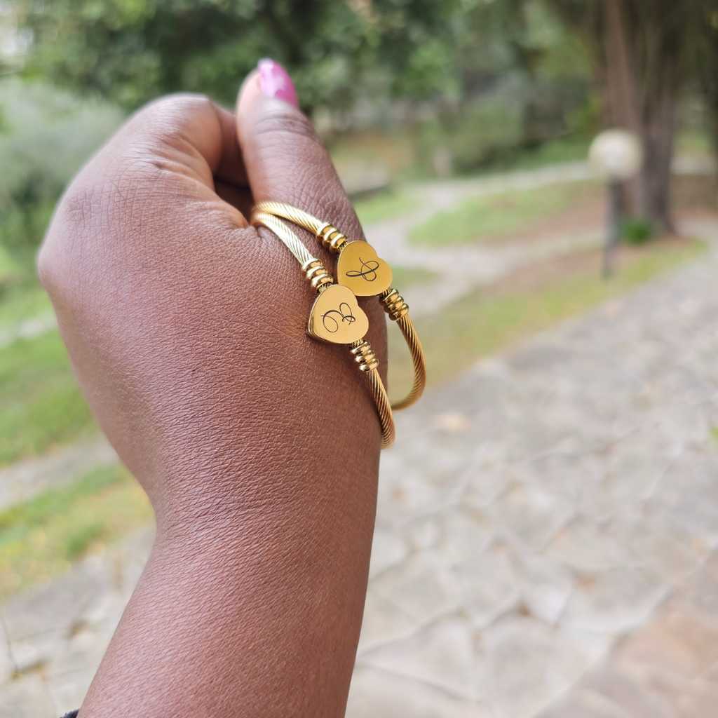 Brcciale in acciaio inox colore oro regolabile persoanlzzato con lettera iniziale. Regalo per donna per ogni occasione. Compleanno, anniversario, Festa della Mamma, San Valentino, Natale.
