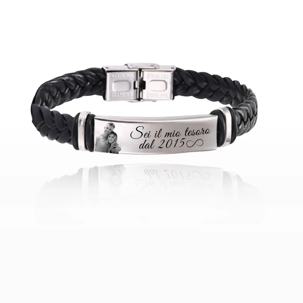 bracciale uomo in acciaio inox colore argento ed ecopelle, personalizzato con foto e dedica. Testo come nome, data, frase. Regalo personalizzato per ogni occasione: Festa del Papà, anniversario, complenanno, San Valentino, Natale.