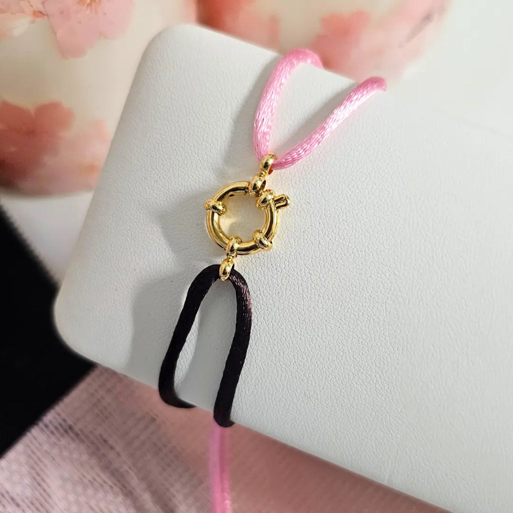 bracciale in filo colore rosa e marrone con ciondolo fermaglio marinaio in acciaio inox colore oro. Regalo donna uomo pero ogni occasione. Regalo originale.
