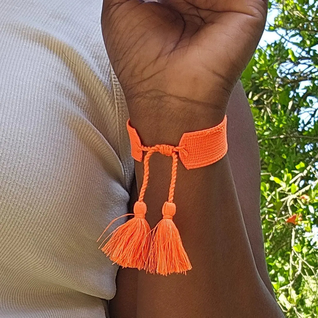 bracciale in filo arancione acceso personalizzato con nome chiusura regolabile con nappa, regalo personalizzato per donna