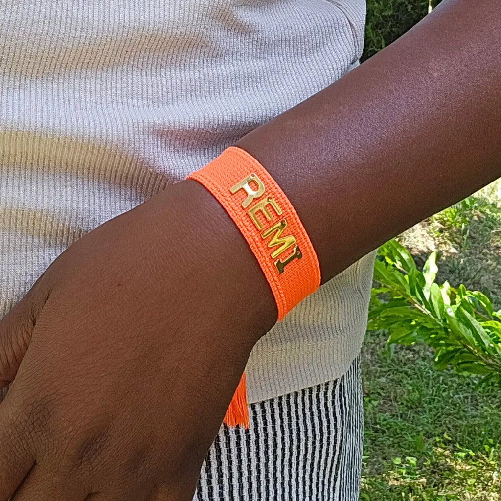 bracciale in filo arancione acceso personalizzato con nome in acciaio inox colore oro, regalo personalizzato per donna ogni occasione