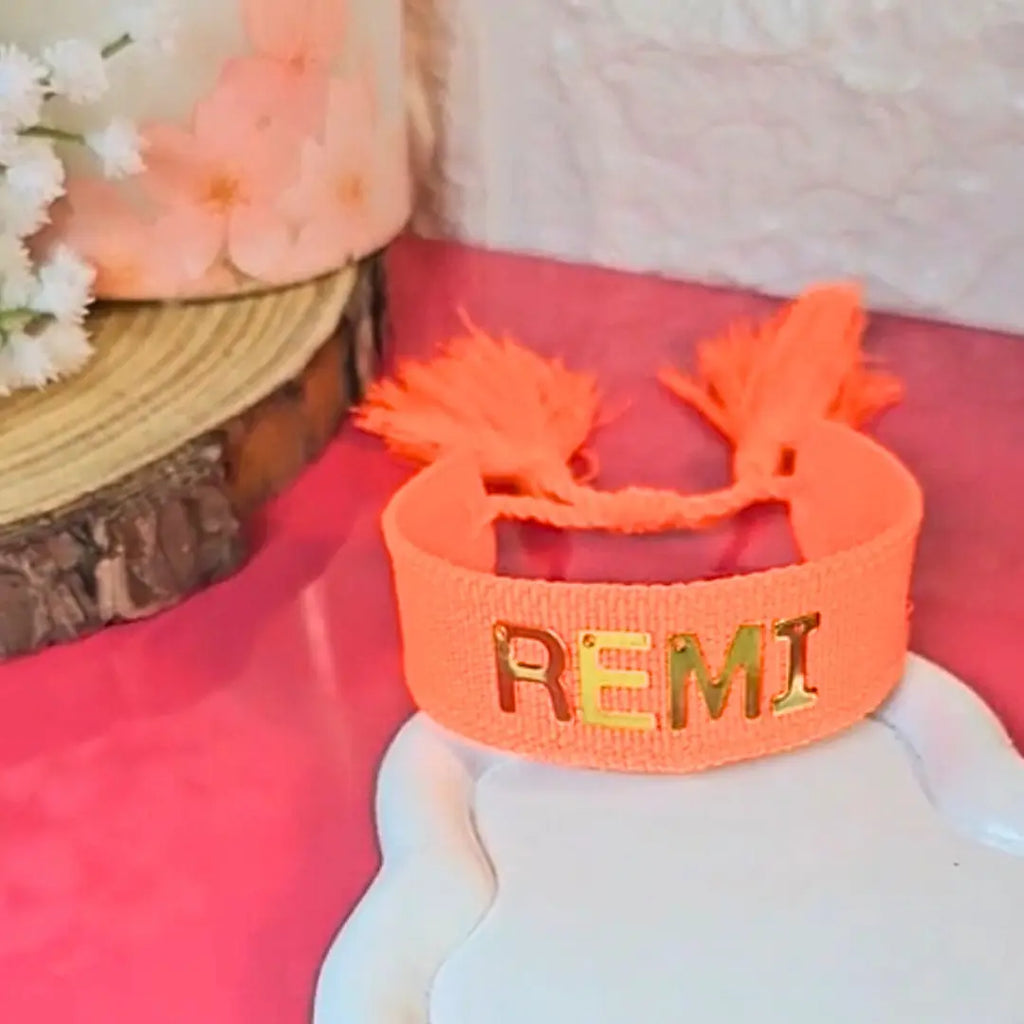 bracciale in filo arancione acceso personalizzato con nome in acciaio inox colore oro, regalo personalizzato per donna