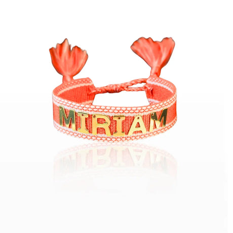 bracciale in filo colore arancione con bordi bianchi, personalizzato con nome in acciaio inox colore oro. Regalo personalizzato per donna e uomo, unisex.