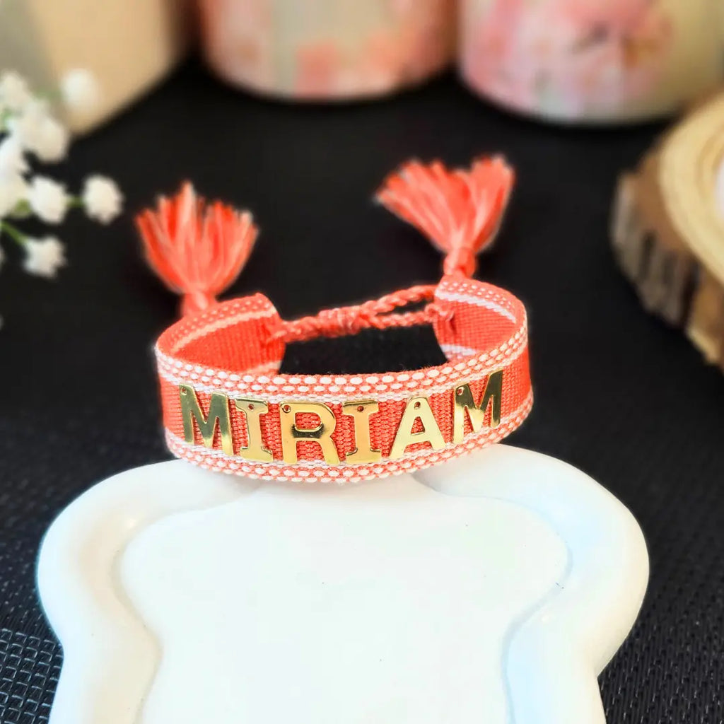bracciale in filo colore arancione con bordi bianchi, personalizzato con nome in acciaio inox colore oro. Regalo personalizzato per donna e uomo, unisex. Originale