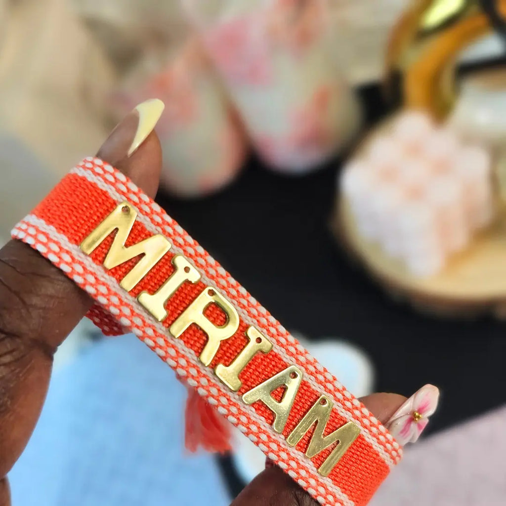 bracciale in filo colore arancione con bordi bianchi, personalizzato con nome in acciaio inox colore oro. Regalo personalizzato per donna e uomo, unisex. Regalo originale