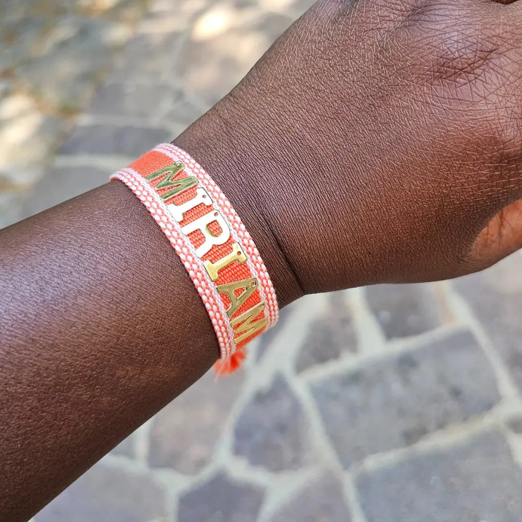 bracciale in filo colore arancione con bordi bianchi, personalizzato con nome in acciaio inox colore oro. Regalo personalizzato per donna e uomo, unisex.  Pratico 