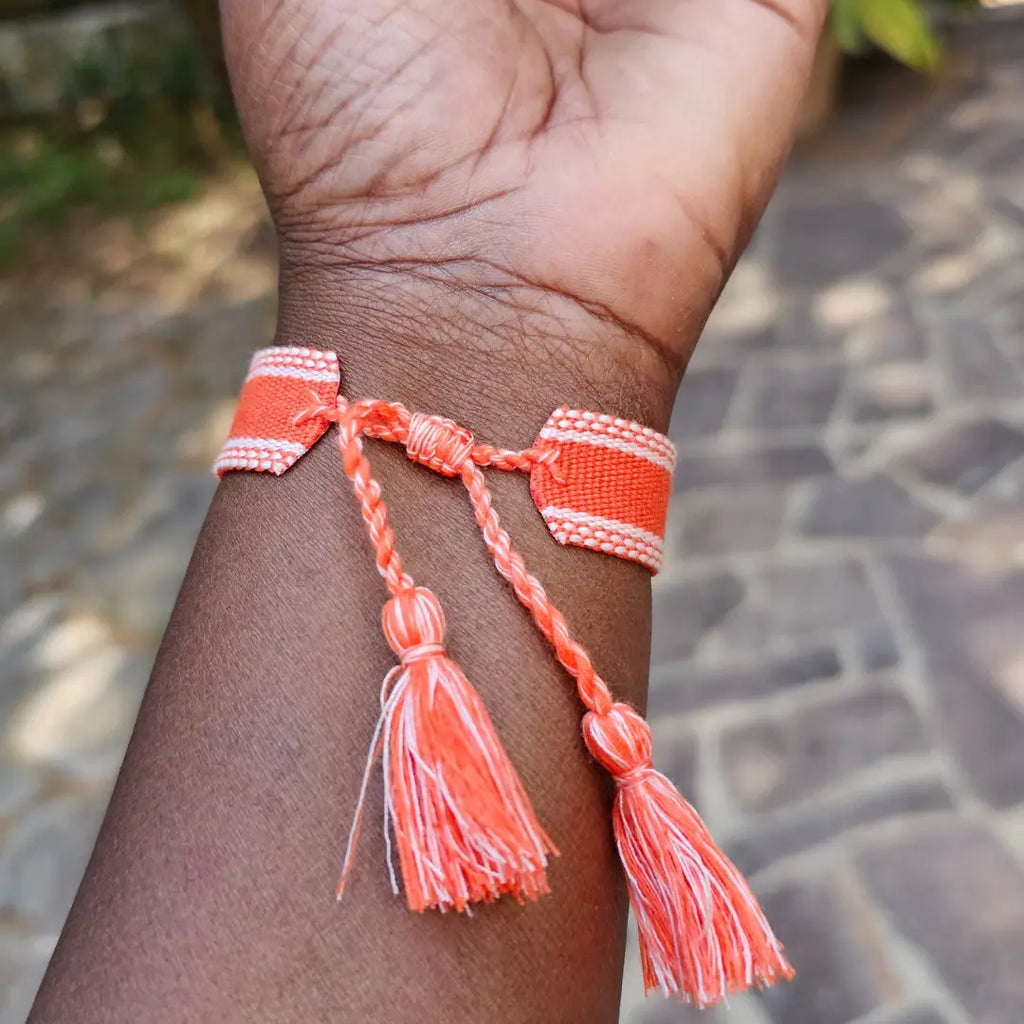 bracciale in filo colore arancione con bordi bianchi, personalizzato con nome in acciaio inox colore oro. Regalo personalizzato per donna e uomo, unisex. Nappa regolabile