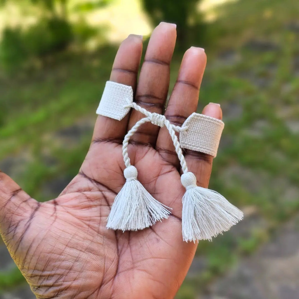 bracciale in filo beige con cuore ricamato rosso con iniziali in acciaio inox colore oro, chiusura regolabile regalo personalizzato per donna