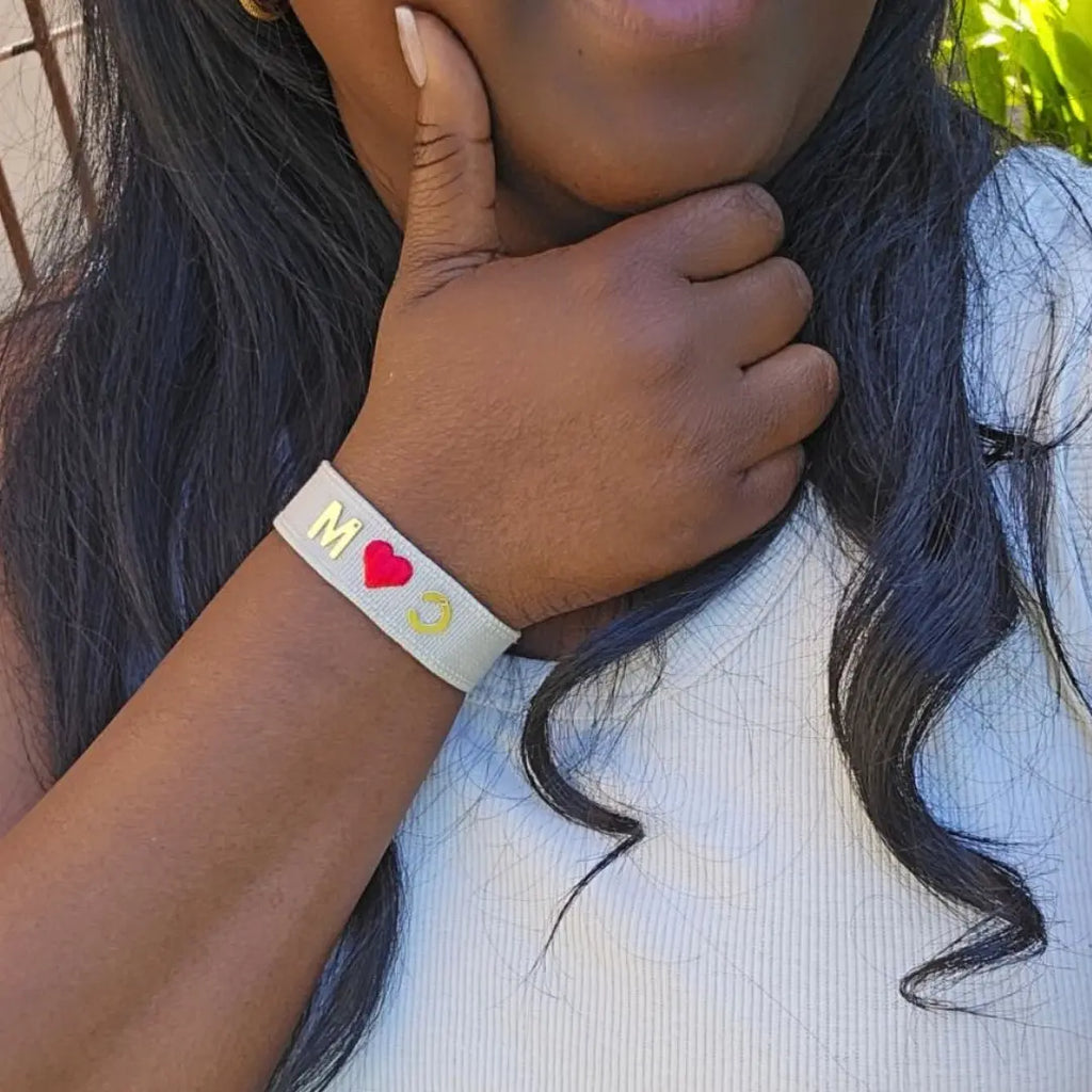 bracciale in filo beige con cuore ricamato rosso con iniziali in acciaio inox colore oro, regalo personalizzato per donna ogni occasione