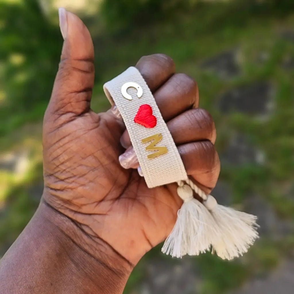 bracciale in filo beige con cuore ricamato rosso con iniziali in acciaio inox colore oro, idea regalo romantica, regalo personalizzato per san valentino, matrimonio, anniversario