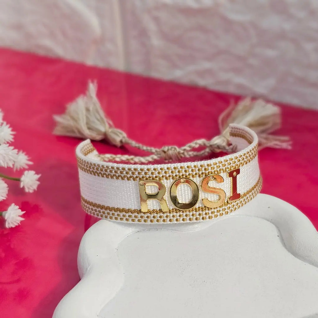 Bracciale bianco crema con bordi color oro e nome in acciaio dorato, idea regalo elegante personalizzata per donna