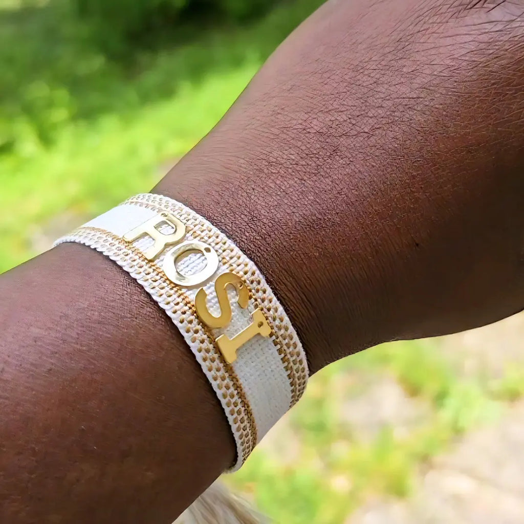 Bracciale bianco crema con bordi in oro e nome in acciaio inox, idea regalo elegante personalizzata per donna