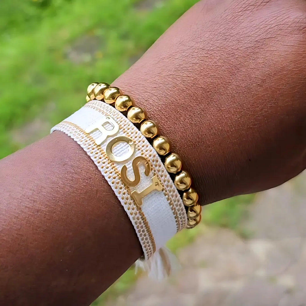 Bracciale infilo bianco crema con bordi in oro e nome in acciaio inox, regalo personalizzato per donna