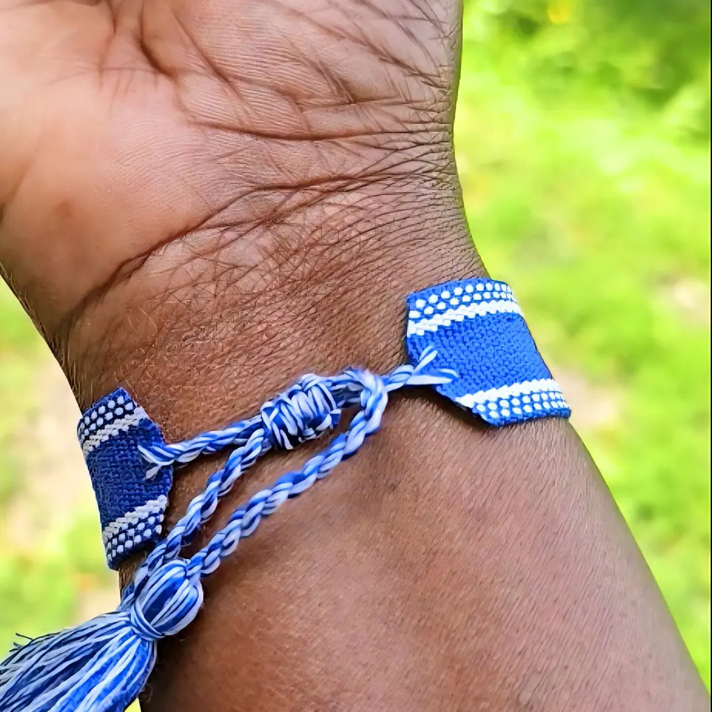 Bracciale in filo blu con bordi bianchi e nome in acciaio dorato, chiusura regolabile, idea regalo elegante e personalizzata per donna