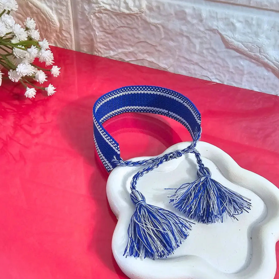 Bracciale in filo blu con bordi bianchi e idea regalo elegante e personalizzata per donna