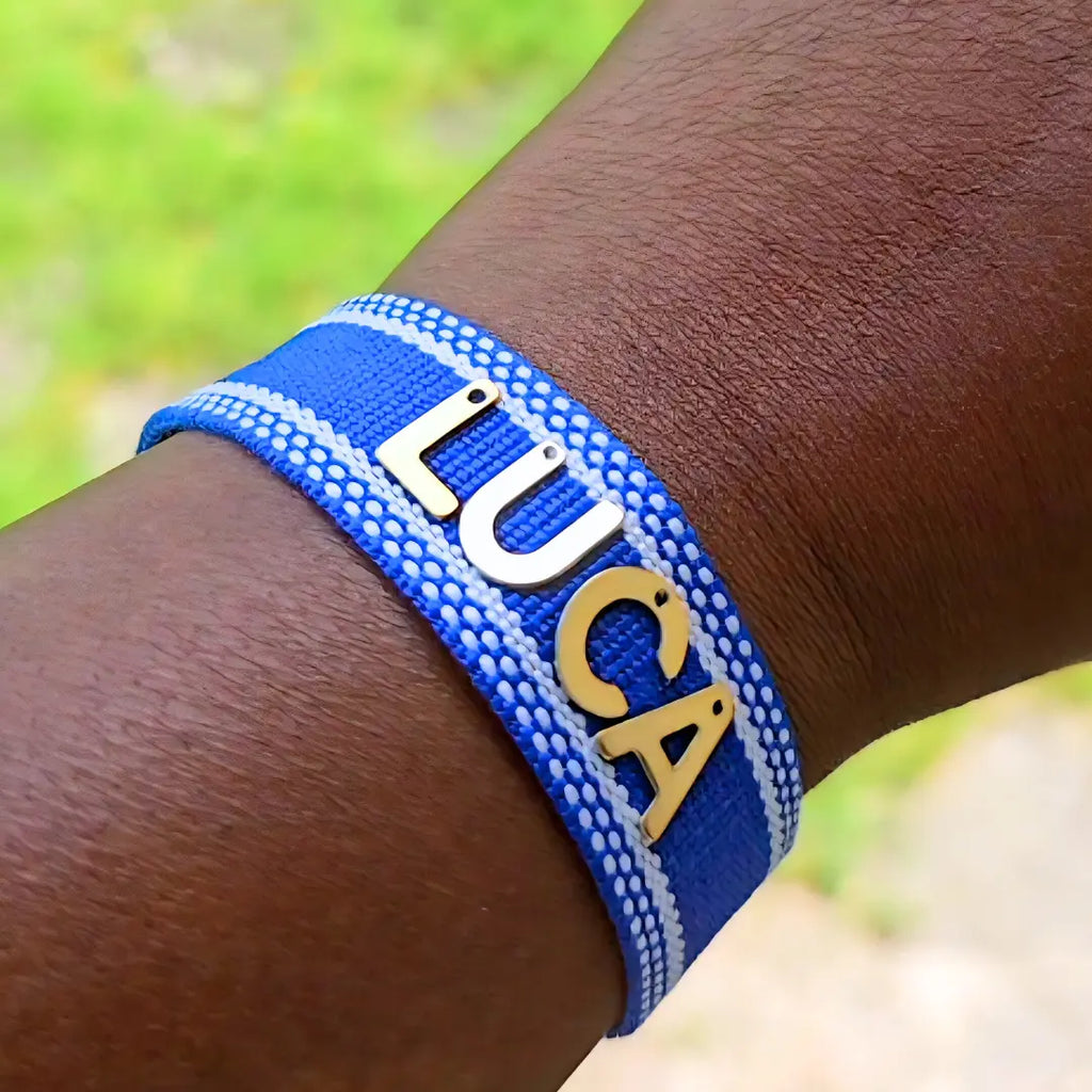 Bracciale in filo blu regolabile con bordi bianchi e nome in acciaio dorato, regalo personalizzato per donna