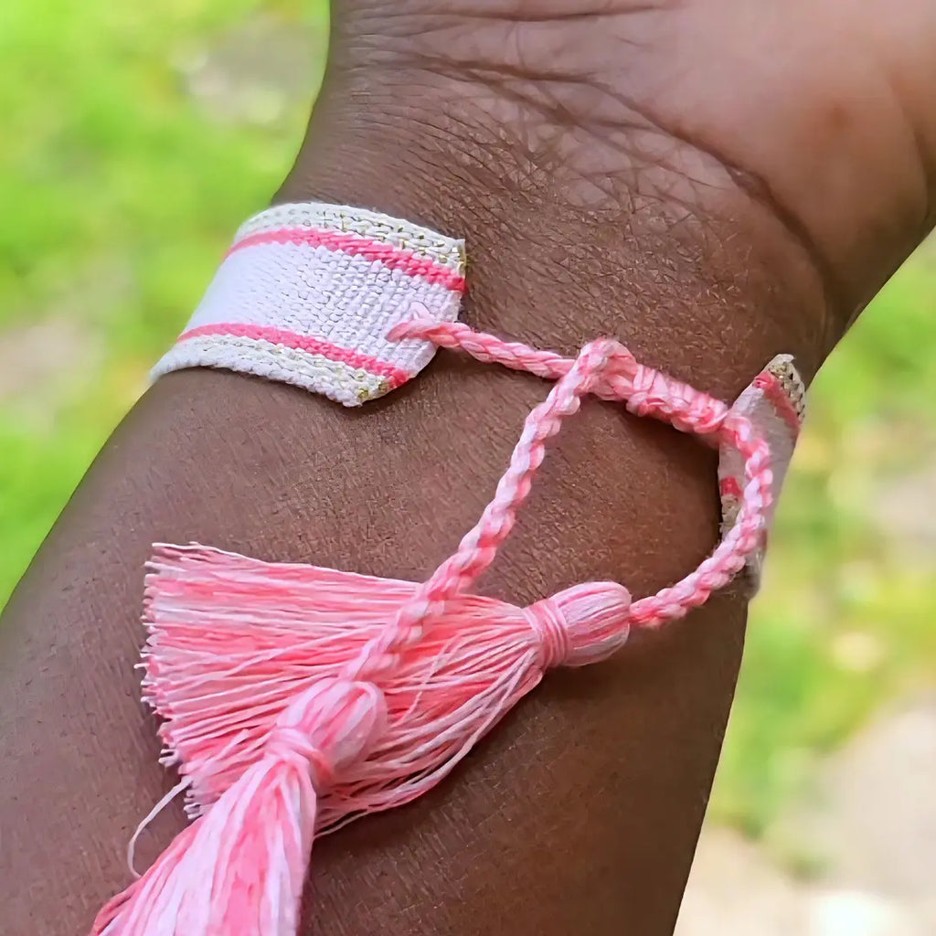 Bracciale rosa con bordi decorativi e nome personalizzato in accio colore oro, regalo per donna per ogni occasione