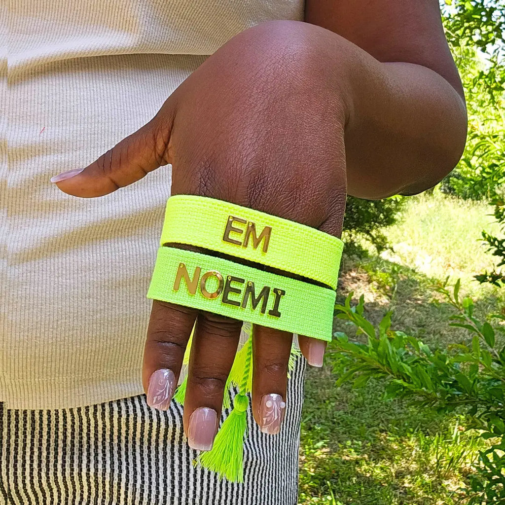 diferenza verde e giallo acceso. Bracciale in filo verde acceso personalizzato con nome in acciaio inox colore oro, regalo personalizzato per donna ogni occasione