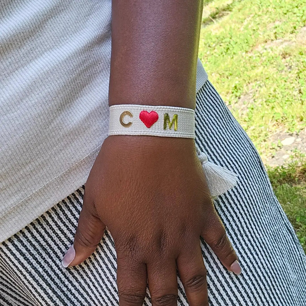 bracciale in filo beige con cuore ricamato rosso con iniziali in acciaio inox colore oro, regalo trendy personalizzato per donna