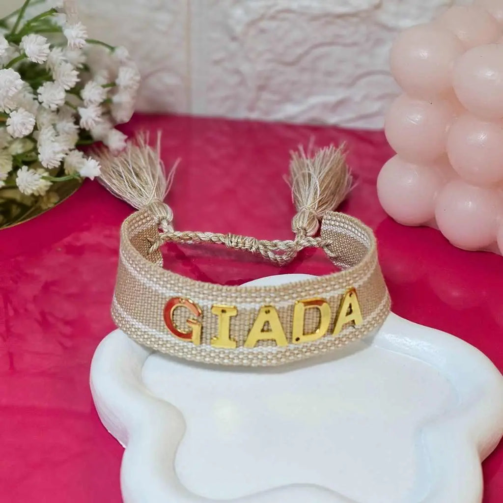 bracciale in filo colore crema con bordi bianchi personalizzato con nome in acciaio inox colore oro, idea regalo elegante per donna,