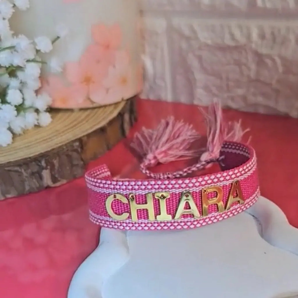bracciale in filo fucsia personalizzato con nome in acciaio inox colore oro, regalo personalizzato per donna