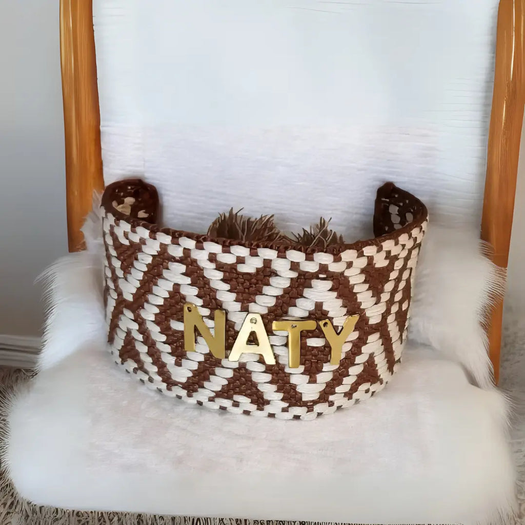 Bracciale largo color marrone e bianco con nome personalizzato in acciaio inox colore oro, idea regalo elegante e unisex
