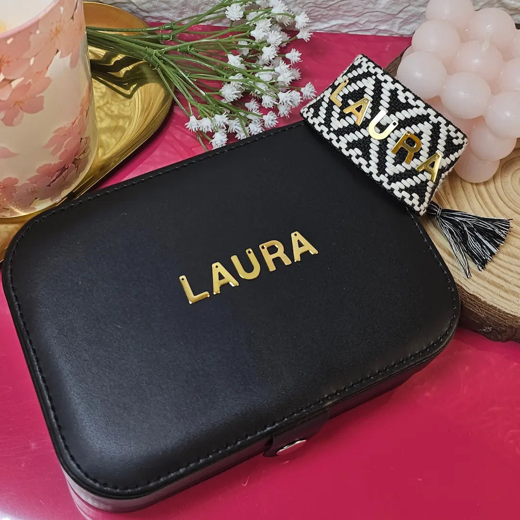 Bracciale largo in filo nero e bianco personalizzato con nome colore oro, idea regalo personalizzato unisex