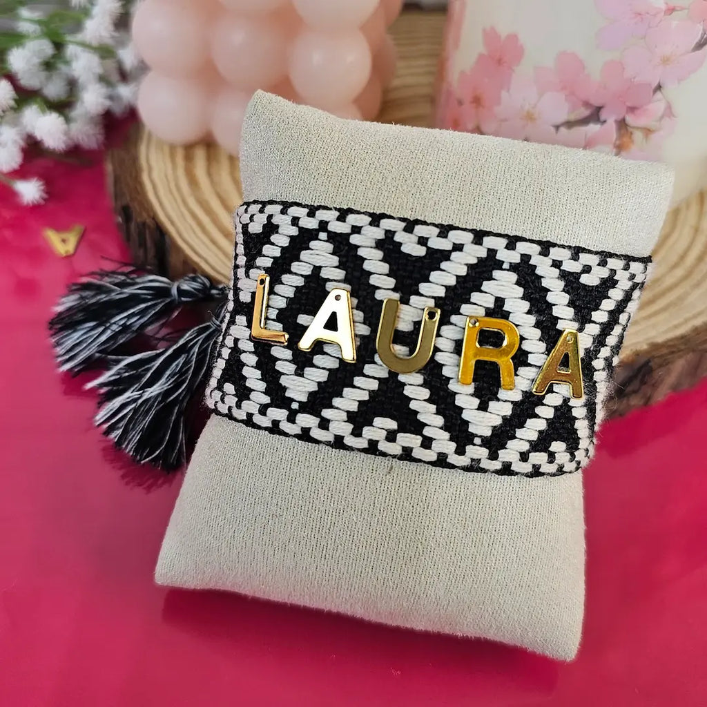 Bracciale largo in filo nero e bianco personalizzato con nome colore oro, idea regalo personalizzato per ogni occasione