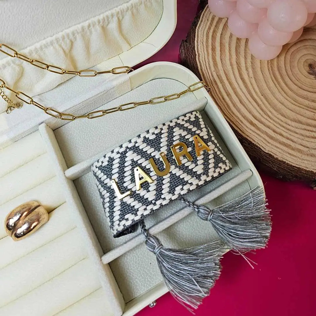 bracciale in filo largo personalizzato con nome, colore grigio salvia, regalo per donna per ogni occasione