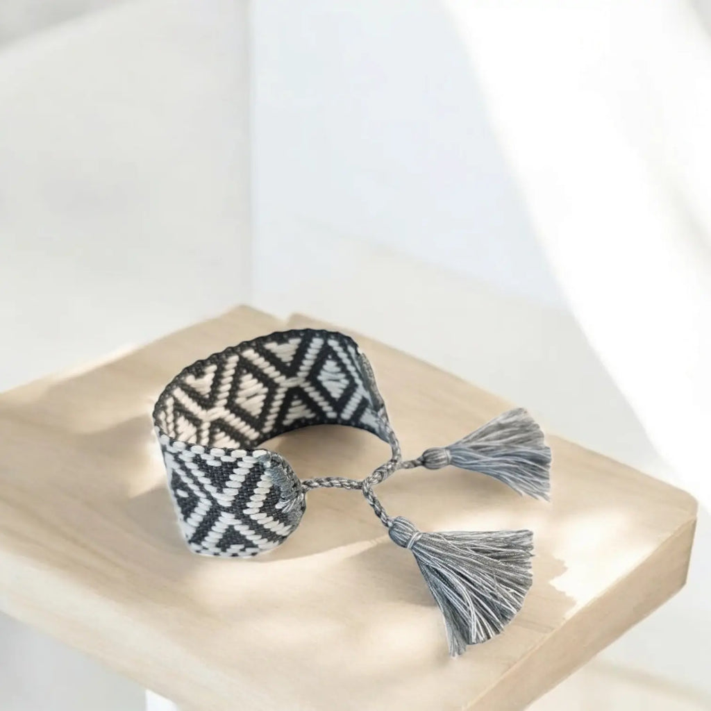 bracciale in filo largo personalizzato con nome, colore grigio salvia, regalo personalizzato unisex