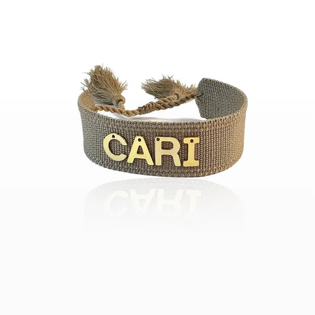 bracciale in filo colore marrone chiaro personalizzato con nome in accio inox colore oro, idea regalo per donna. Regalo per compleanno, anniversario, san valentino, natale