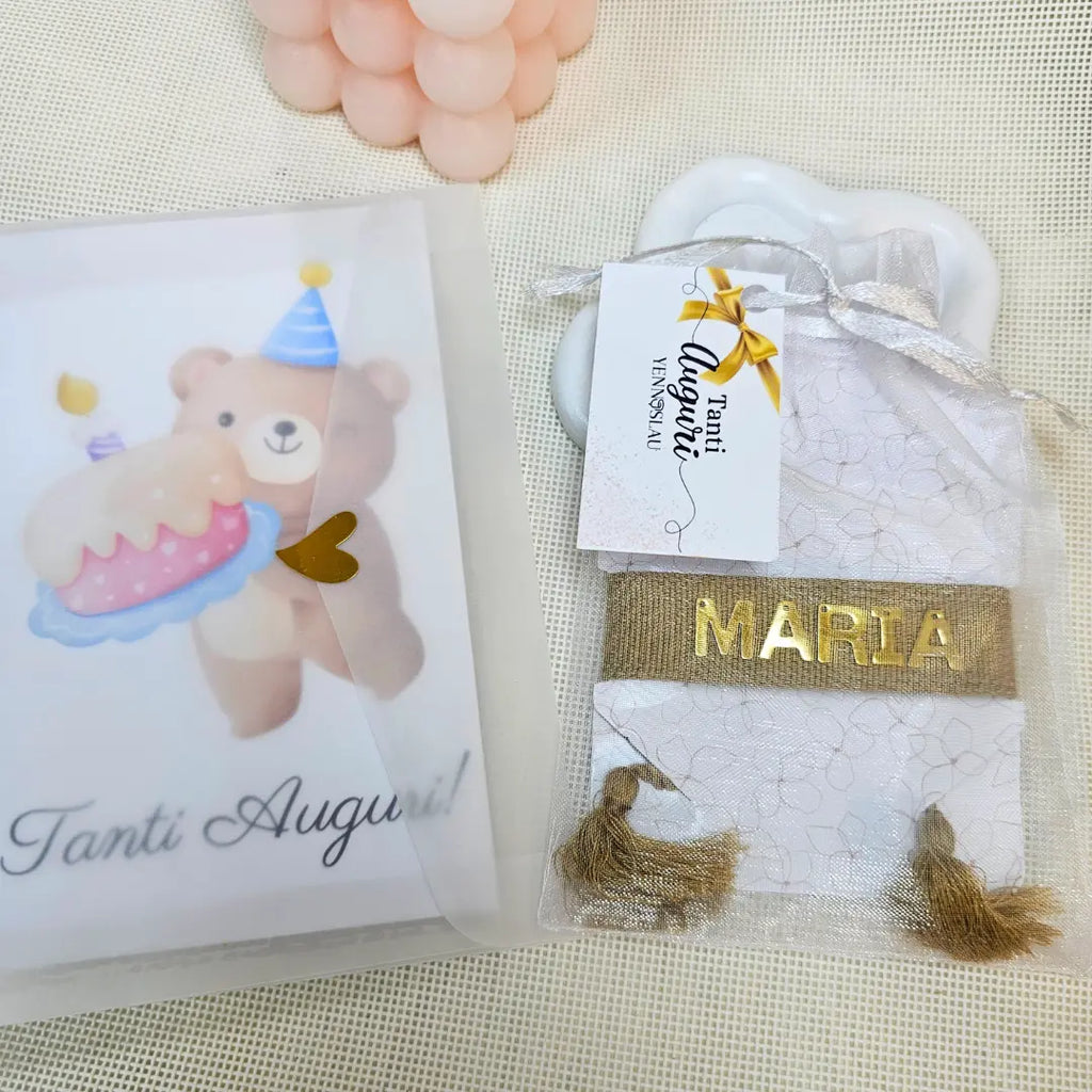 bracciale in filo colore marrone chiaro personalizzato con nome in accio inox colore oro, idea regalo personalizzato per donna