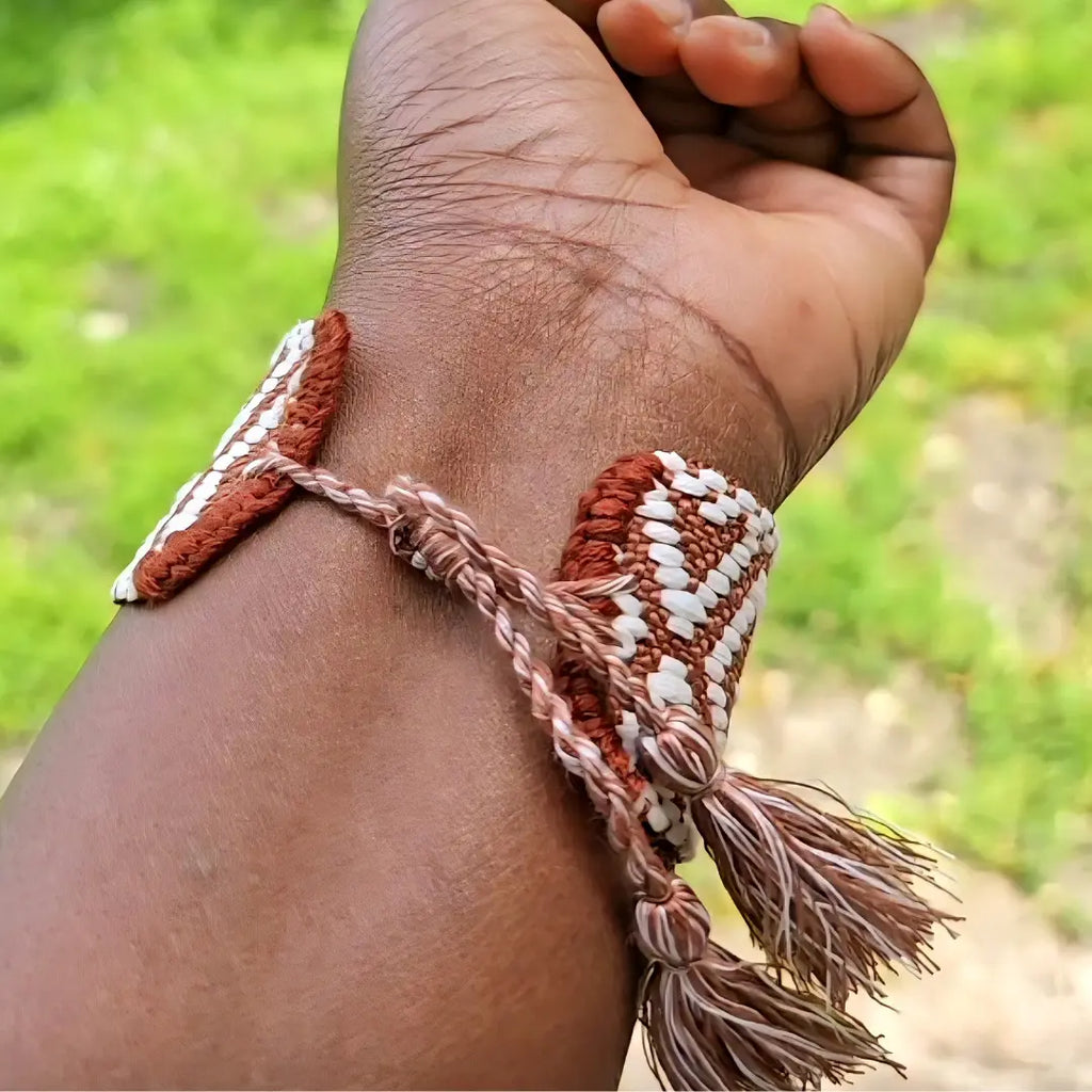 Bracciale largo in filo regolabile color marrone con nome personalizzato in acciaio dorato, idea regalo elegante e unisex